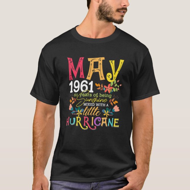 April Flickor 1961 60 Födelsedag 60 år gammal made T Shirt (Framsida)