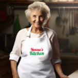 Apron Förkläde<br><div class="desc">Fira vilken tillfälle som helst med perfektens gåva: en klassisk vit kock med anpassadets röda skript. Anpassa den med "mamma", "Mamma", "Zia" eller "Zizzi" (auntie) för att göra den unik för deras skull. Under namn deklarerar en charmig grönt stolt "Kitchen". Denna tankeväckande gest är en idealisk present till den italienske...</div>