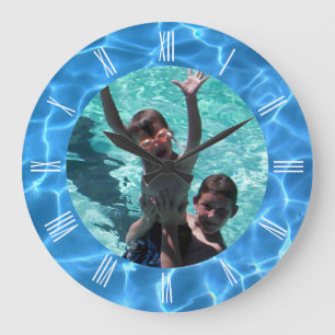 Aqua Blå Simbassäng Sommarlov Foto Stor Klocka