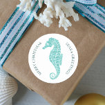 Aqua Blue Glitter Seahorse Coastal jul Runt Klistermärke<br><div class="desc">Lägg till en kustvib i dina helgdag och e-postmeddelanden med de här akvarieblåa glitter-sjömakarna,  som är de oceantemade julklistermärkena. Det finns både God jul och Seas & Hälsning. Kontrollera om samlingen innehåller matchande produkter. Om du vill ha fler matchande produkter eller andra färgvägar kontaktar du mig genom Zazzle Chatta.</div>