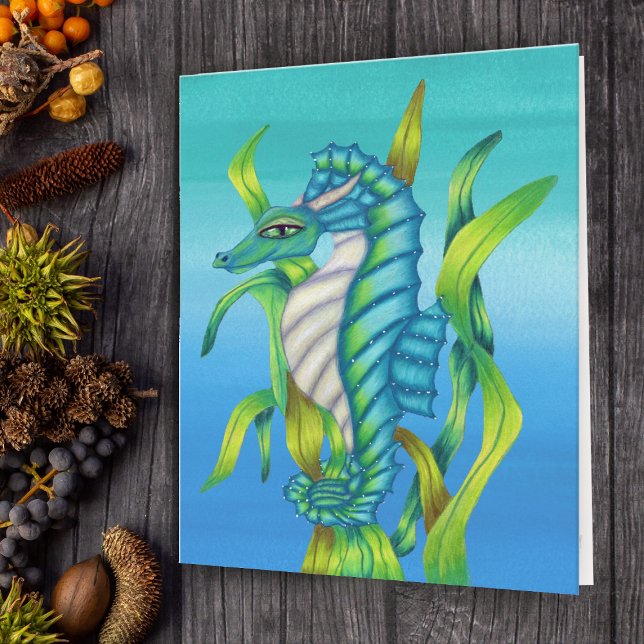 Aqua Blue Grönt Fantasy Sea Dragon i Sjögräs Blue Kort (Fantasy sea dragon or seahorse aqua blue and green in seaweed on note card.)