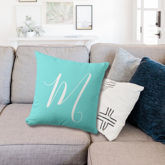Aqua Blue Monogram Initial Kudde (Skapare uppladdad)