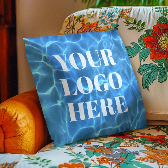 Aqua Blue Swimming Bassäng Photo for Your Logotyp Kudde (Aqua Blue Swimming Pool Photo for Your Logo Throw Pillow)