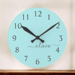 Aqua Blue Teal Modern Script Girly Monogram Namn Rund Klocka<br><div class="desc">Aqua Blue Teal Simple Script Monogram Namn Clock. Det gör perfekten söt 16-årsjubileum,  bröllop,  möhippa,  årsdag,  babydusch eller bachelorette-fest för någon som glam lyxen och chic stilar i kärlek.</div>