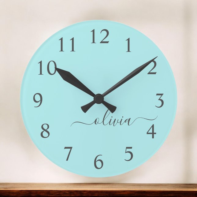 Aqua Blue Teal Modern Script Girly Monogram Namn Rund Klocka (Skapare uppladdad)