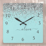 Aqua Blue Teal Silver Glitter Monogram Fyrkantig Klocka<br><div class="desc">Aqua Blue - Teal and Silver Gnistra Glitter Script Monogram Namn Clock. Det gör perfekten söt 16-årsjubileum,  bröllop,  möhippa,  årsdag,  babydusch eller bachelorette-fest för någon som glam lyxen och chic stilar i kärlek.</div>