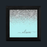 Aqua Blue - Teal Silver Glitter Monogram Minnesask<br><div class="desc">Aqua Blue - Teal and Silver Gnistra Glitter Script Monogram Namn Jewelry Keepsakbox. Det gör perfekt studenten,  födelsedag,  bröllop,  möhippa,  årsdag,  babydusch eller bachelorette-fest till någon som glam lyx och chic stilar.</div>