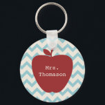 Aqua Chevron Red Apple Teacher Nyckelring<br><div class="desc">En gåva till lärare med en illustration av ett rött äpple över en akvatronbakgrund. Anpassa med ditt namn.</div>