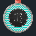 Aqua Färg Chevron; Vintage Chalkboard-utseende Julgransprydnad Metall<br><div class="desc">Du kommer att kärlek med den här söta, elegant, vintage-chalkboard-designen med Aqua Färg Chevron; zig zag mönster design! Vi inbjudan dig till vår butik, Baby Shower Boutique, för att visa den här coolans reflextavla på många fler underbara anpassaden, bland annat inbjudningar till barnskor och pojke och gåvor till flickor! Tack!...</div>