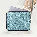Aqua Färgad Ocean Fish with Bubbles Laptop Fodral<br><div class="desc">Olika tecknader illustrerar stil havshus i fiskens simma i ett färgad med medelhög teal-havsbotten,  med solida fyllda bubblor som bidrar till utformningen.</div>