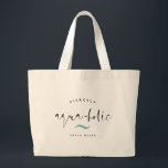 AQUA-HOLIC Modern Funny, anpassat namn, sommarströ Jumbo Tygkasse<br><div class="desc">Roligtens sommarstrand till att läsa FIERCELY AQUA-HOLIC i en modern kalligrafi med trendig-skript med en nautisk vågaccent i turkospinnet,  anpassade ovanför och namn nedanför. Underbar gåva till en bachelorette- eller brudgummi eller en födelsedagskalas för alla som kärlek en tropisk strandsemester.</div>
