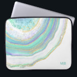 Aqua Lila Agate Marble Mönster och Monogram Laptop Fodral<br><div class="desc">En vackert snyggt laptop sleeve med en agate marble stone mönster i feminin pastel aqua,  lila,  blått och guld. En textmall finns med för att anpassa den med ditt monogram eller annan önskad text. Du kan också ta bort exempelmonogrammet om du vill beställa objektet utan text.</div>