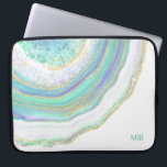 Aqua Lila Agate Marble Mönster och Monogram Laptop Fodral<br><div class="desc">En vackert snyggt laptop sleeve med en agate marble stone mönster i feminin pastel aqua,  lila,  blått och guld. En textmall finns med för att anpassa den med ditt monogram eller annan önskad text. Du kan också ta bort exempelmonogrammet om du vill beställa objektet utan text.</div>