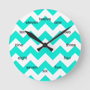 Aqua och White Chevron Mönster Rund Klocka