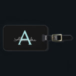 Aqua Teal Blue Script Girly Monogram Namn Bagagebricka<br><div class="desc">Black and Aqua Blue Teal Monogram Lägg till din egen Märkre i Namn Script Luggage Bag märkrn gör perfekten söt 16 födelsedag,  bröllop,  möhippa,  babydusch eller bachelorette-fest för någon som dekorerar hennes rum i stil.</div>