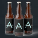 Aqua Teal Blue Script Girly Monogram Namn Ölflaska Etikett<br><div class="desc">Svart och Aqua Blue Teal Simple Script Monogram Namn Beer Flaska-etikett. Det gör perfekten söt 16-årsjubileum,  bröllop,  möhippa,  årsdag,  babydusch eller bachelorette-fest för någon som glam lyxen och chic stilar i kärlek.</div>