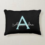 Aqua Teal Blue Script Girly Monogram Namn Prydnadskudde<br><div class="desc">Black and Aqua Teal Blue Script Monogram Namn och Initial Pillow. Kudden gör perfekten söt 16 födelsedag,  bröllop,  möhippa,  babydusch eller bachelorette-gåva till någon som dekorerar hennes rum i ro guld.</div>
