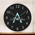 Aqua Teal Blue Script Girly Monogram Namn Rund Klocka<br><div class="desc">Aqua Teal Blue och Guld Simple Script Monogram Namn Clock. Det gör perfekten söt 16-årsdag,  bröllop,  möhippa,  årsdag,  barndusch eller filmfest för någon som kärlek glam lyx och chic stilar.</div>