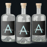 Aqua Teal Blue Script Girly Monogram Namn Spritflaskor Etikett<br><div class="desc">Svart och akvatblått Monogram Namn-likör (Vodka,  Whiskey,  Gin,  Rum) Flaska-etikett. Det gör perfekten söt 16-årsjubileum,  bröllop,  möhippa,  årsdag,  babydusch eller bachelorette-fest för någon som glam lyxen och chic stilar i kärlek.</div>