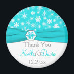 Aqua, White, Grått Snöflingor Wedding Favor Magnet<br><div class="desc">Den här turkosen och vita bröllopet i snöflingor är ett tack för magnet med FAUX aqua blue ribbon och snowflake-medallion som matchar den bröllopsinbjudan som visas nedan. All text är anpassade och du kan ändra storlek och form. Om du vill ha några andra matchande objekt i den här designen skickar...</div>