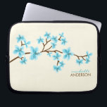 Aquakörsbäret blomstrar träd laptop fodral<br><div class="desc">Personliglaptop sleevesärdrag som en härlig vektorillustration av ett körsbär blomstrar eller det sakura träd. Skräddarsy med din namn,  monogram,  initialer eller text av ditt primat. 
 Mujka</div>