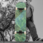 Aquamarine Seafoam Vatten Patchwork med Initialer<br><div class="desc">Vacker, färsk, boho-Chic-skateboard i skalad av skalskum, havets grönt, akvamarin och vattenblått, som vatten-mousserande i solljus. Patchwork mönster är designat från ett montage av fotografier av ett tropiskt havsområde vinkart om varandra. Den färska paletten coola lugn färg har en elegant och en naturlig känsla och är avslappnande och lugnande samtidigt...</div>