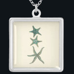 Aquamarine Triple Starfish Silverpläterat Halsband<br><div class="desc">Denna bild av olika typer av stjärnfiskar kommer att vara ett underbart tillskott i din havssandsamling. Man kan se sig själv på strandjakten efter svält eller i sanden. Denna bild är perfekt för dem som lever i kärlek och vill ta den överallt.</div>