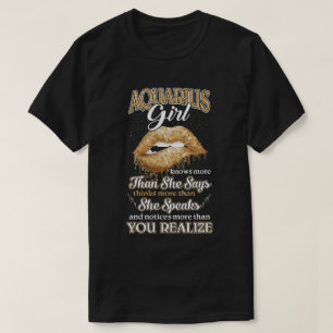 Aquarius Girl vet mer än hon säger i januari Feb T Shirt