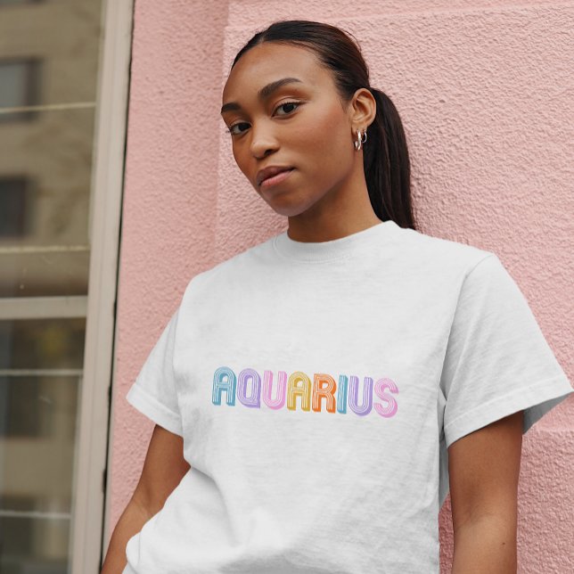 Aquarius typography trendig zodiac-färgat t shirt (Skapare uppladdad)