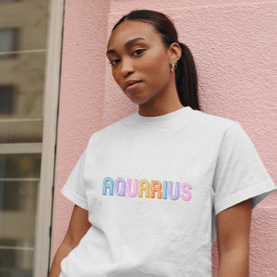 Aquarius typography trendig zodiac-färgat t shirt
