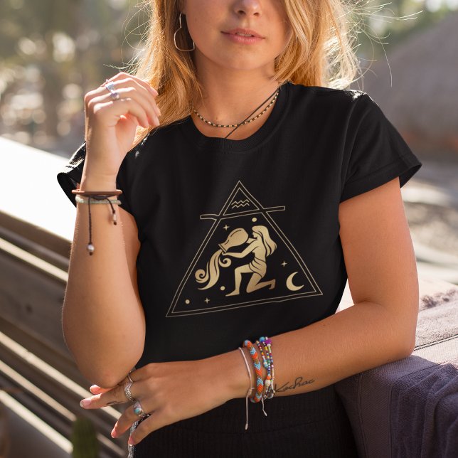 Aquarius Zodiac Sign Luft Inslag i Guld T Shirt (Skapare uppladdad)