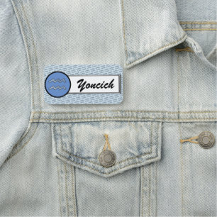 Aquarius Zodiac Symbol Inslag av K Yoncich Namnbricka
