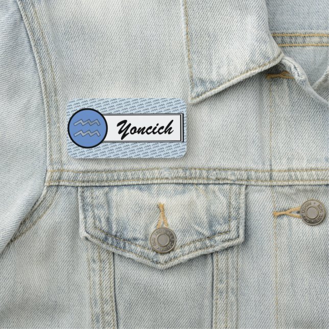 Aquarius Zodiac Symbol Inslag av K Yoncich Namnbricka (På plats)