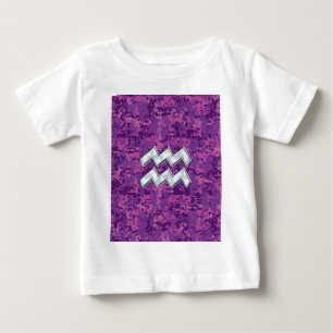 Aquarius Zodiac Symbol på Rosa Digital Camouflage T Shirt