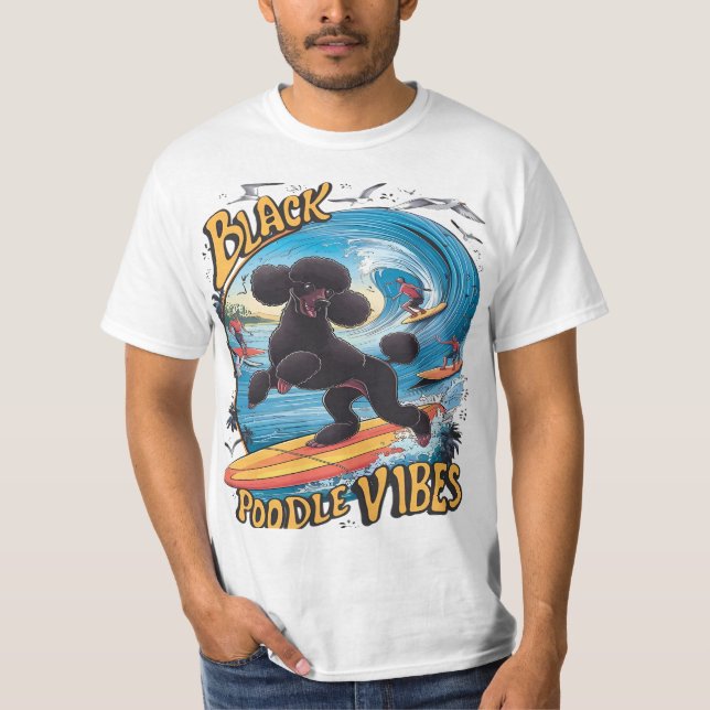Aquatic Black Pudel: Surfing the Big Wave T Shirt (Framsida)