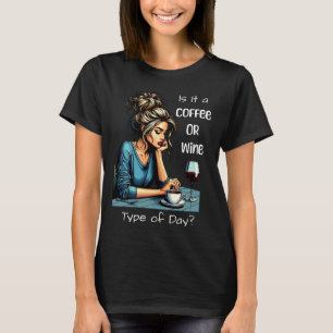 Är det en kaffe- eller vin-dag Roligt T Shirt