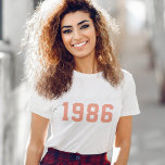 År Födelsedag | Anpassningsbar Coral Rosa Modern T T Shirt<br><div class="desc">Snyggt,  trendig "1986" anpassningsbar födelseår t-shirt i modern minimalistisk fet blockhögskola stil typografi i korallets rosa. Perfektens födelsedagspresent för att fira ditt födelseår,  din etablering och vintage som lätt kan vara personlig med ditt eget år.</div>