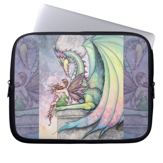År för Drakens Älv Drakdatorfodral Laptop Sleeve (Framsidan)