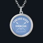 År för namn för lag för Oars för logotyp för Silverpläterat Halsband<br><div class="desc">Halsband för personligbesättningrodd som presenterar korsade oars och din beställnings- text. Tillfoga ditt klubbnamn, år, beställnings- text (lagledare namn, roddare namn, händelse, Etc.) gör ett fundersamt att avsluta av säsongminnessak, lagledare gåva eller lagfundraiser. Kontrollera ut våra andra beställnings- besättninggåvor, genom att klicka på den nedanföra Colorfulgalshop logotypen > sportar &...</div>