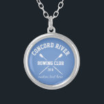 År för namn för lag för Oars för logotyp för Silverpläterat Halsband<br><div class="desc">Halsband för personligbesättningrodd som presenterar korsade oars och din beställnings- text. Tillfoga ditt klubbnamn, år, beställnings- text (lagledare namn, roddare namn, händelse, Etc.) gör ett fundersamt att avsluta av säsongminnessak, lagledare gåva eller lagfundraiser. Kontrollera ut våra andra beställnings- besättninggåvor, genom att klicka på den nedanföra Colorfulgalshop logotypen > sportar &...</div>