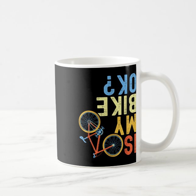 Är min cykel okej, rolig cyklisthumor  kaffemugg (Höger)