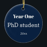 År PhD Student Julgransprydnad Keramik<br><div class="desc">PhD-student-prydnaden är att erkänna vad du gör, höger nu. Men verkligen, det är upp till dig att se tillbaka i framtiden. Du kan kom genom andra sidan av den här akademiska ansträngningen och le när du lägger tillbaka den här prydnaden på Julgran med din dåvarande doktorsproducerande finger. (Här är tanken:...</div>