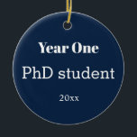 År PhD Student Julgransprydnad Keramik<br><div class="desc">PhD-student-prydnaden är att erkänna vad du gör, höger nu. Men verkligen, det är upp till dig att se tillbaka i framtiden. Du kan kom genom andra sidan av den här akademiska ansträngningen och le när du lägger tillbaka den här prydnaden på Julgran med din dåvarande doktorsproducerande finger. (Här är tanken:...</div>