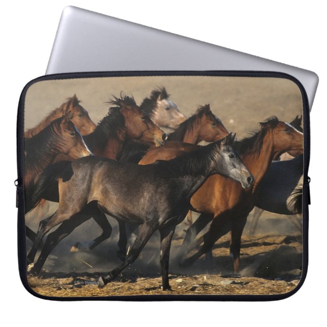 Arabs som är rinnande i öknen laptop sleeve (Framsidan)