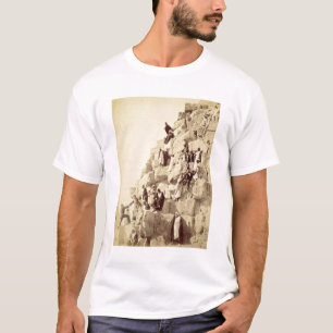 Arabs som hjälper turister för att klättra t-shirt