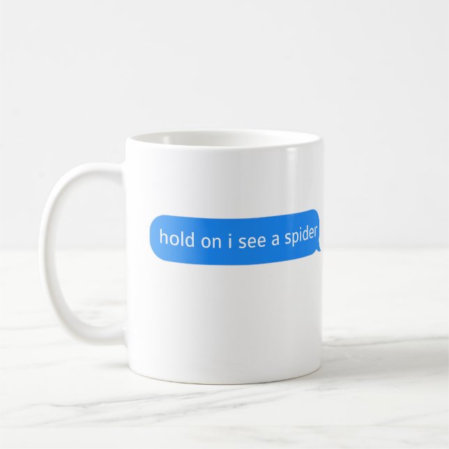 Araknololog håller på att se en spindel. kaffemugg (Vänster)