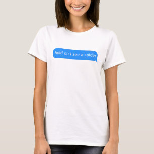 Araknololog håller på att se en spindel. t shirt