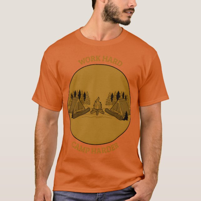 Arbeta hårt Campa hårdare Campingpojke T Shirt (Framsida)