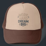 Arbeta hårt Dream Big" Motiveringshopp Keps<br><div class="desc">Gör ett påstående med det här motiveringstaket som innehåller den kraftfulla frasen "Work Hard Dream Big". Designat för drömmare, hustrar och porttrar kombinerar detta tak komfort med tillförsikt. Oavsett om du slår på gymmet, kör ärenden eller jagar mål, bäror du ditt tänkesätt med pride. En medbrottsling till perfekten för alla...</div>