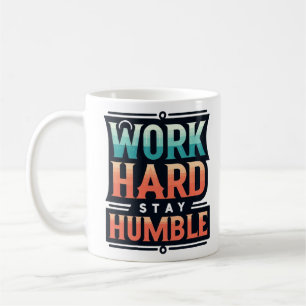 Arbeta hårt för att hålla dig ödmjuk T-shirt Kaffemugg